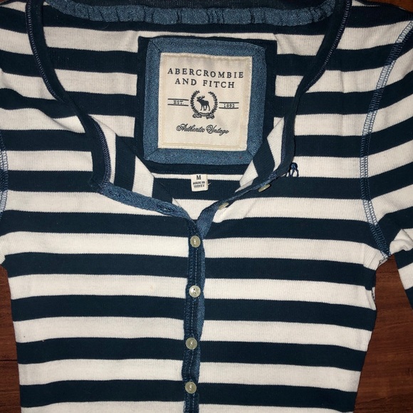 ✖️ SOLD ✖️ NWOT - Abercrombie & Fitch Henley - Picture 3 of 6